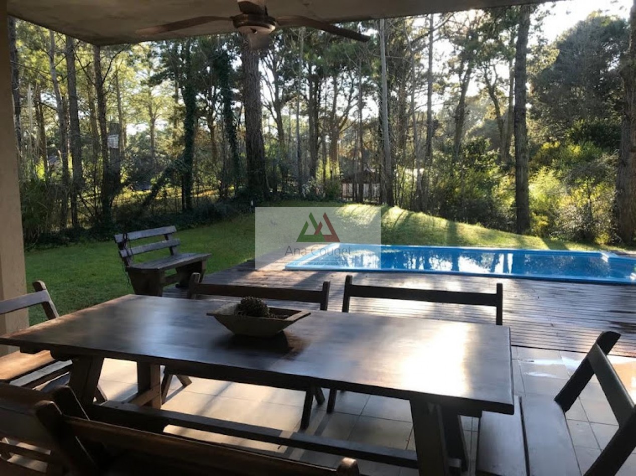 Lindisima casa con pileta en el bosque de Carilo.