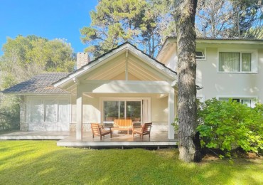 Excelente casa en maravilloso entorno de bosque