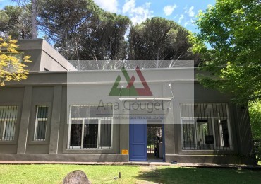Lindisima casa en Carilo en esplendido entorno de bosque con capacidad para 10 personas