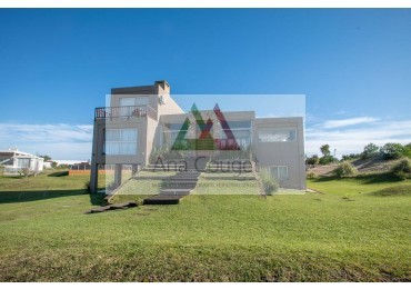 Espectacular casa con pileta climatizada en Residencia I, Costa Esmeralda.