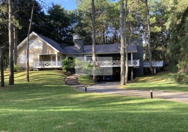 Esplendida casa con amplias galerias exteriores con vista al bosque.